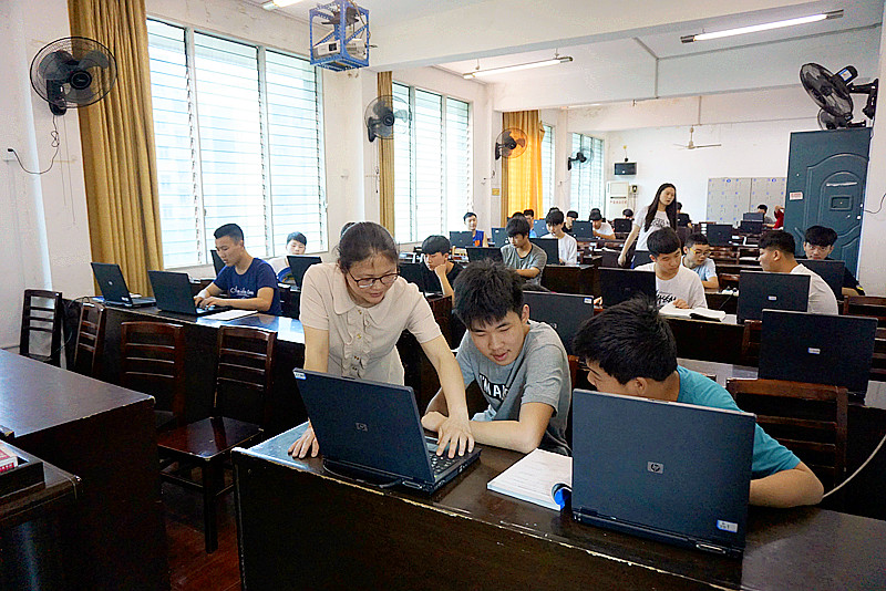 曙光电子信息职业学校计算机应用老师指导学生操作.jpg